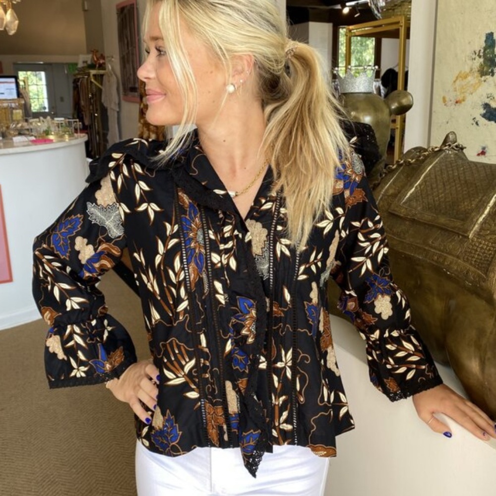 V.D.E. Vinster- Marry- Mix Black Chic Black Floral Blouse with Ruffle Collar